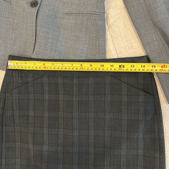 Theory Skirt Like New - Picture 5 of 9
